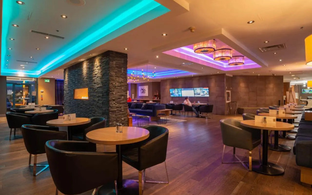 Stage West All-Suite Hotel & Theatre Restaurant