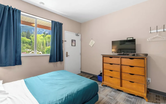 Squamish Adventure Inn & Hostel
