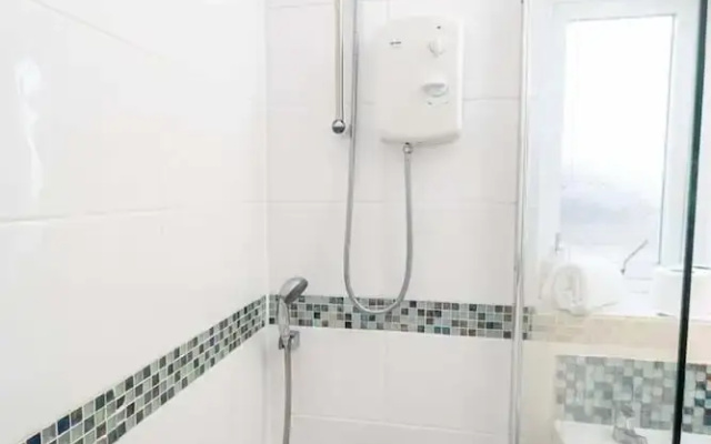 Comfortable 4-bed Home With Free Parking