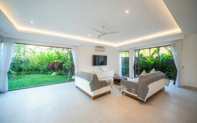 Luxury 4 Bedroom Bella Vista Villa