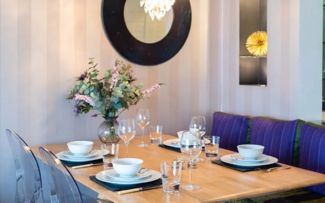 Immaculate Hammersmith Home By The River Thames