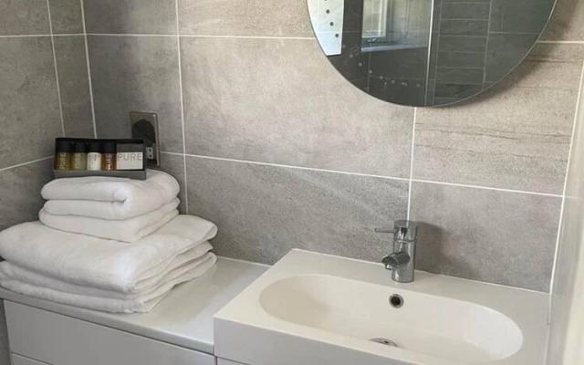 Immaculate 1-bed Studio With Outside Patio