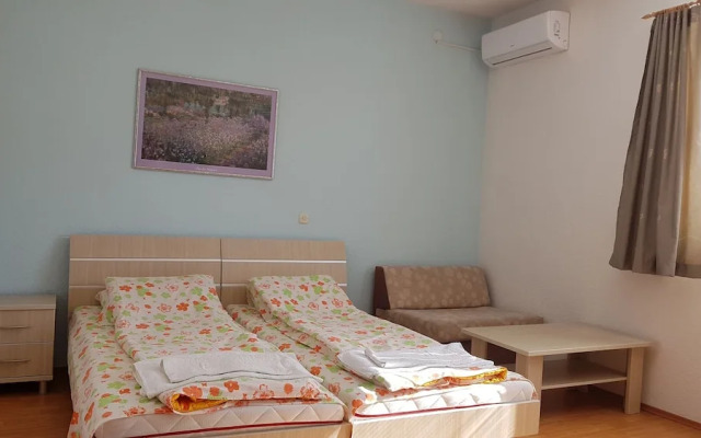 Luccia Apatments-Villa Laguna - Hostel