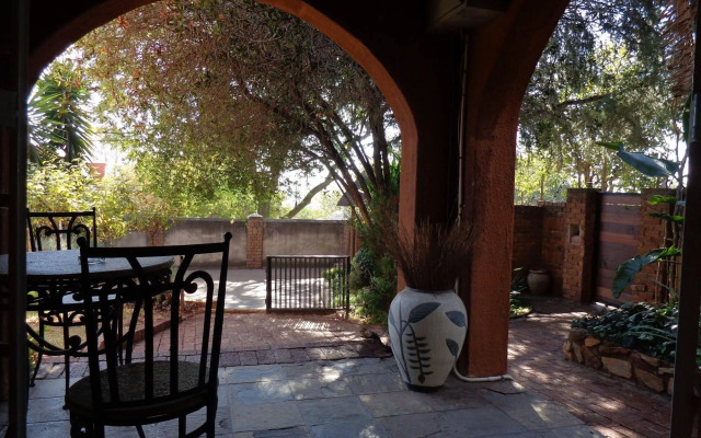 TreeTops & Treats Guest House
