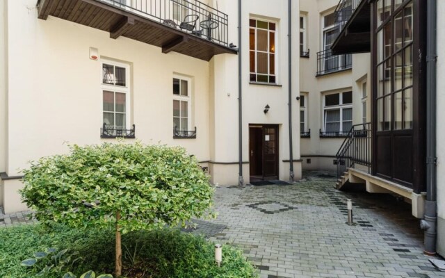 Charming and Spacious Apartment in Historic Building Close to the Old Town