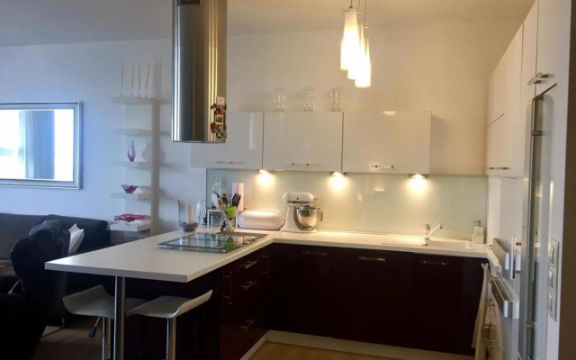 Modern apt, nice view and a walk to city centre