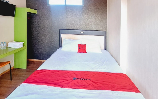RedDoorz Syariah near Lippo Plaza Batu – Guest Rooms – Batu