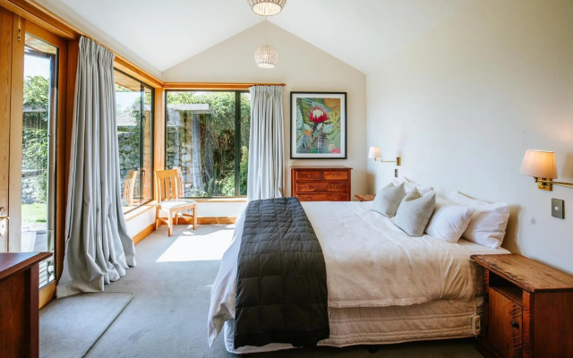 Bullock Creek Chalet - Sleeps 8 - Lake & Mountain Views - Private & Secluded – Guest Rooms – Wanaka