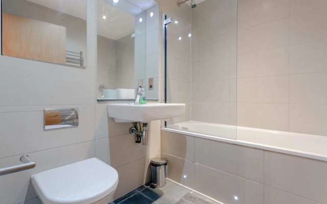 2 Bedroom Apartment In Aldgate East