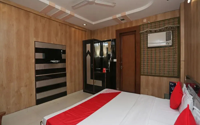 OYO 18870 Hotel Lajja Palace