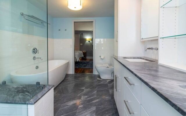 Historic Gem - City Center/patio/soak Tub