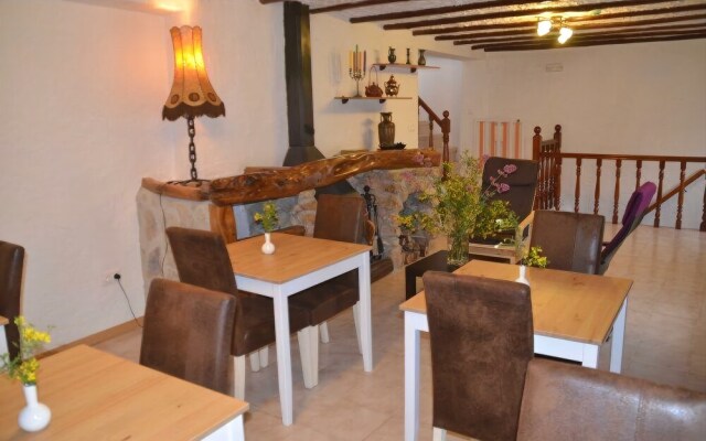 El Almendro y la Montaña