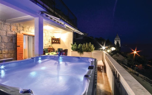 Stunning Home in Podstrana With Jacuzzi, Wifi and 4 Bedrooms