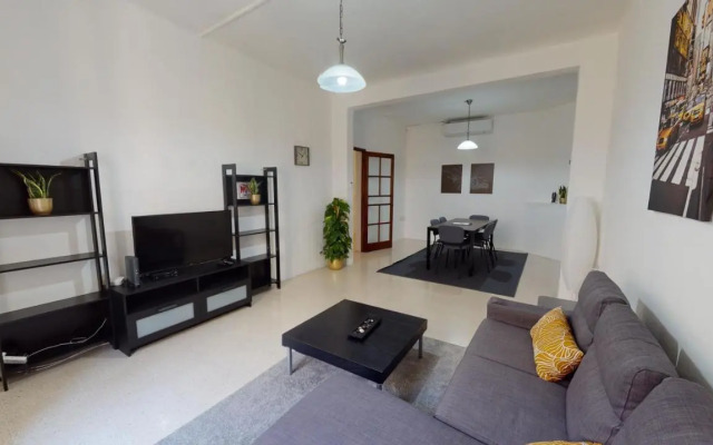 St Julians - Balluta Bay large 3 bedroom apartment