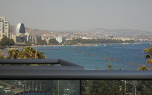 Kermia Court - Beach-front, modern 2 bedroom -sleeps 6