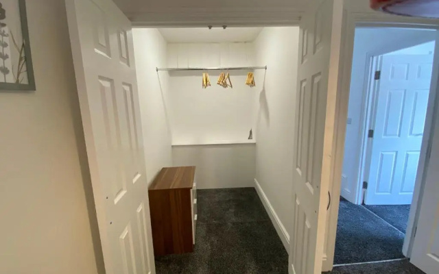 Spacious First Floor 3 Bed Mostyn Street Apartment