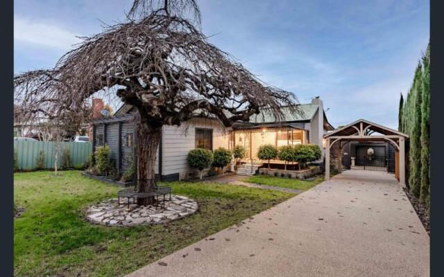 The Weeping Elm - Large and Spacious