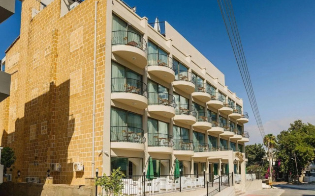 Olivia Palm Hotel