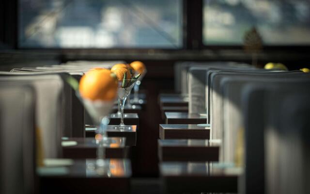 De Bonart Naples, Curio Collection by Hilton