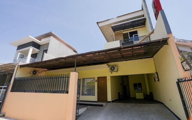 OYO 1857 Wonoboyo Residence Near RSU Katholik Surabaya Kota Surabaya