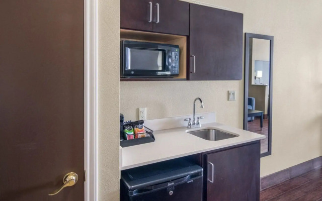 Comfort Suites Odessa near University