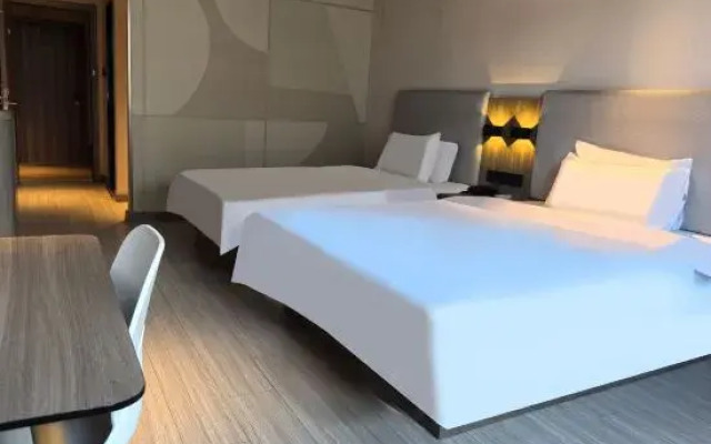 Home Inn Huayi Selected Hotel (Shanghai National Convention and Exhibition Center Jiayi Road Branch)