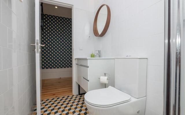 Low Cost Parking - Private Garden - Almada 392