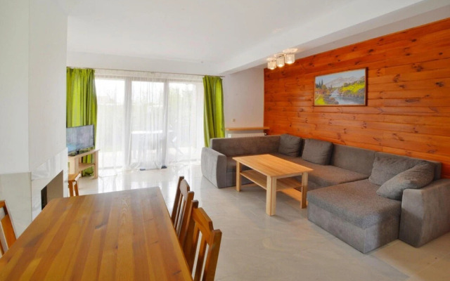 Spacious Holiday Home With Private Garden