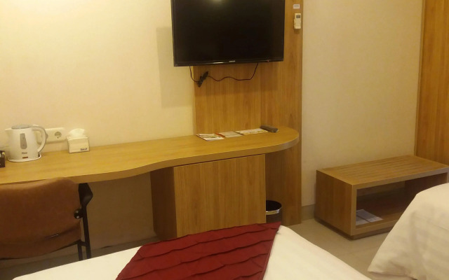 Sunshine Family Homestay near Terminal 1 Juanda Airport