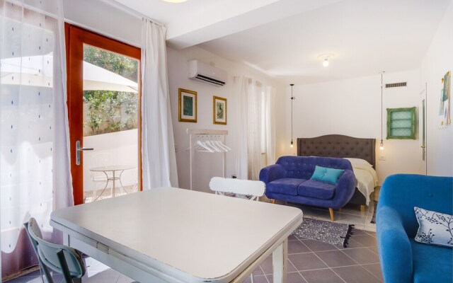 Room Alma 2
