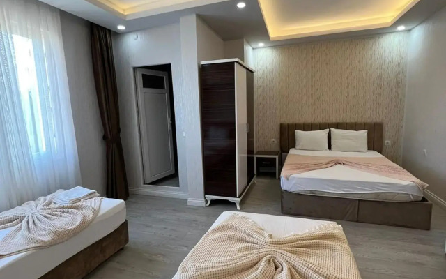 Grand Black Hotel