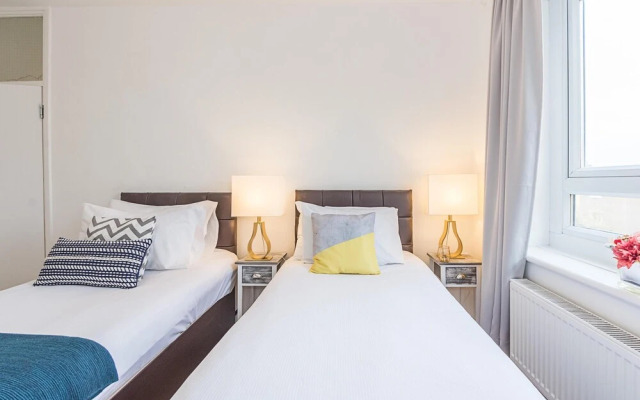 Stunning Self Contained 2 Bedroom Apartment + Parking Sleeps 6