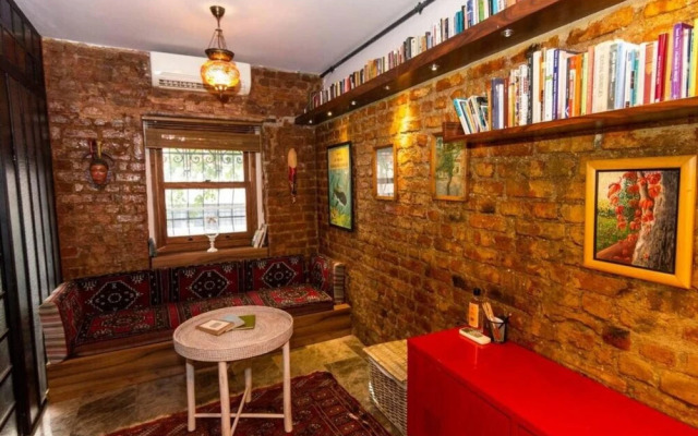 Stylish Home With a Book Collection Near Taksim