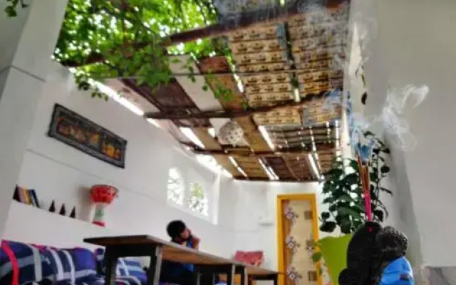 12 Monks Backpackers Community