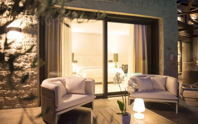 Captivating 5br Pool Villa Close Navarino Golf