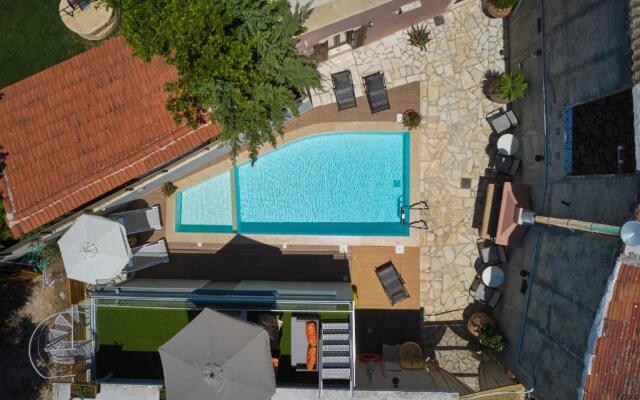 Chara Villas with 20m2 swimming pool-BBQ!