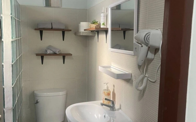 Spacious Modern Condo with Balcony