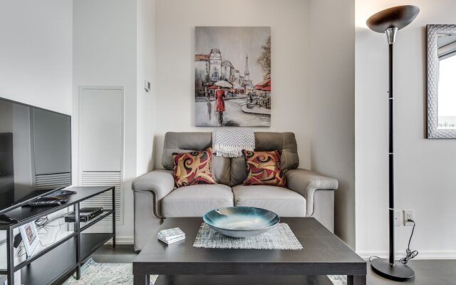 Trendy 2BR Condo in King East Great View