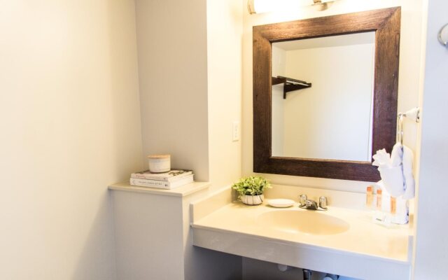 Vineyard Court Designer Suites Hotel