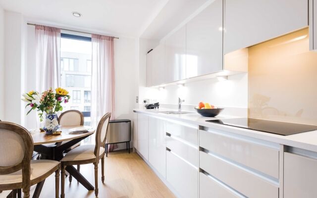 Rosy and Cosy West London Apartment