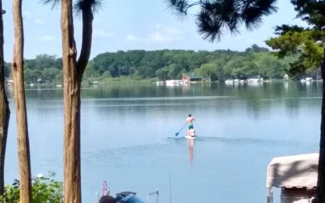 Lake Ripley Lodge w Lake Front Rooms, Grand Porch, Kayaks & Paddleboard