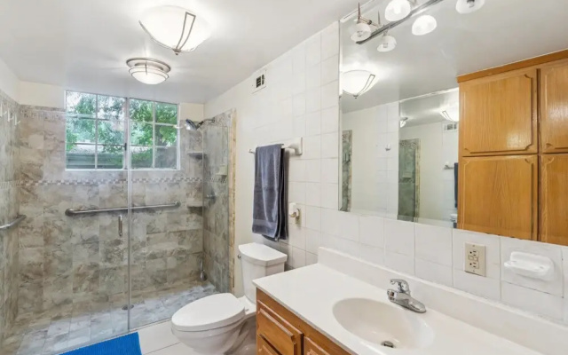 Russell House Near Hollywood & Griffith Park 3 Bedroom Home