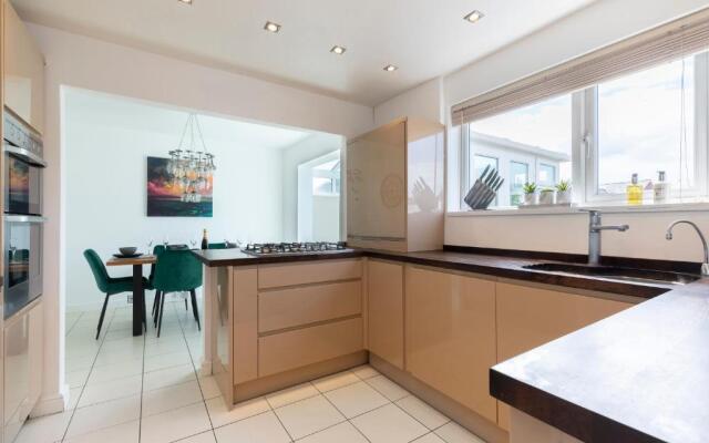 Modern Three Bedroom Home in Gloucester with Hot Tub