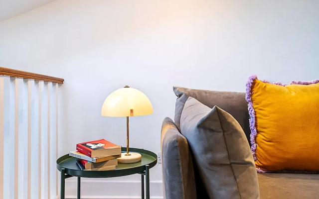 Stylish Chelsea Flat With Luxe Comfort & Charm