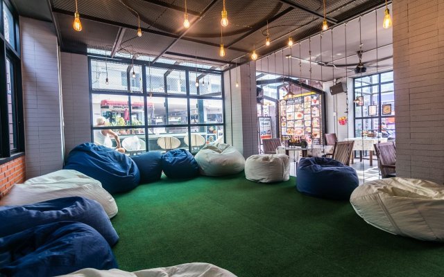 18 Coins Budget Hotel