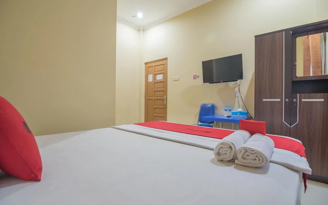 RedDoorz Plus near Syamsudin Noor Airport 3