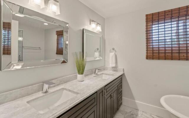 Gorgeous Downtown Bungalow, Walk Everywhere!!!