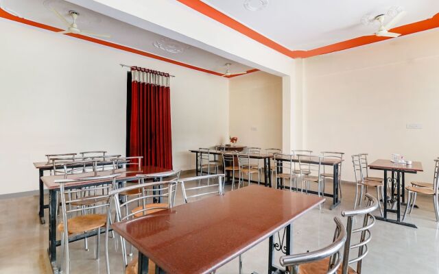 OYO 7483 Hotel Modgil