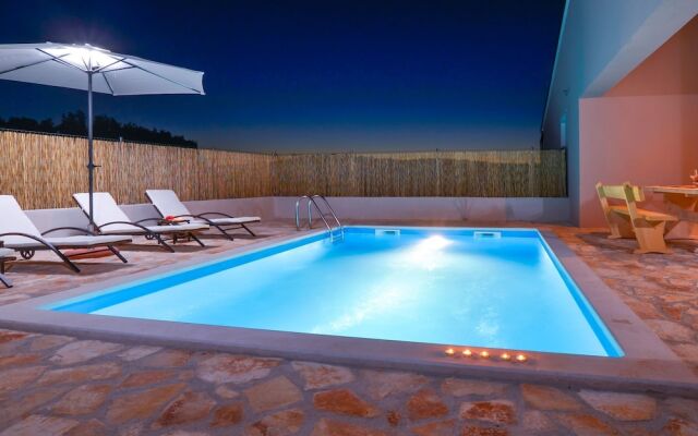 Wonderful Holiday Home With Private Pool and Covered Terrace !