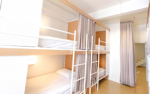 Simple to Sleep Hostel